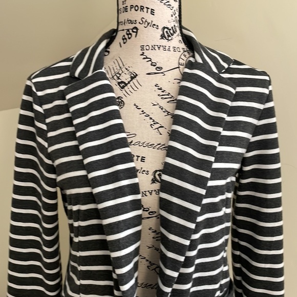 Xhilaration Charcoal Grey and White Stripe Casual Open Front Blazer EUC SZ M - Picture 2 of 9
